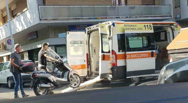 Infermiere carica lo scooter sull'ambulanza e viene sospeso: 5 anni dopo promosso a caposala