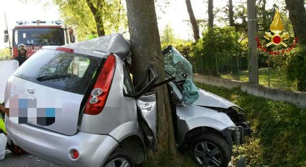 Sbanda e l'auto si accartoccia sul tronco dell'albero: morto un 20enne