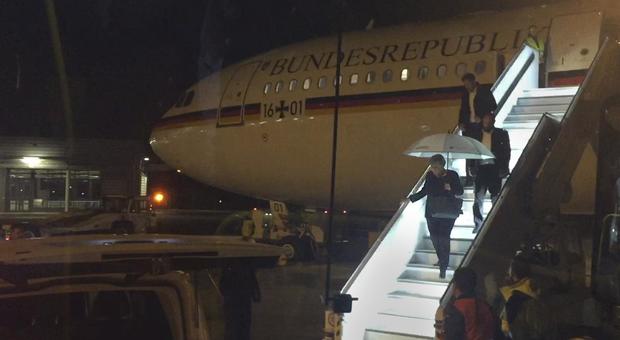 Angela Merkel, atterraggio d'emergenza per l'aereo diretto al G20: la cancelliera prende un volo di linea