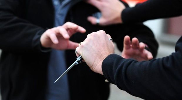 Roma, armata di coltello minaccia agenti di polizia, arrestata 30enne