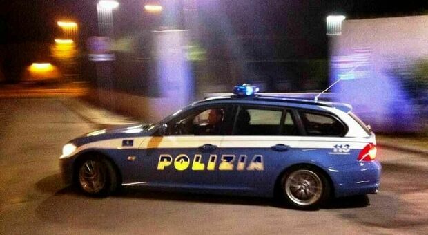 Finto carabiniere sperona l'auto della polizia: inseguito e arrestato nel Napoletano