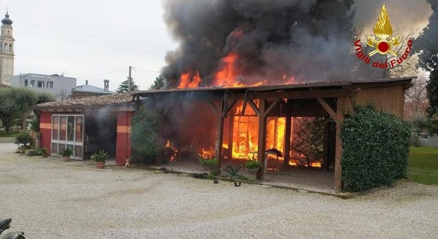 Borgoricco, struttura di 100 metri quadrati distrutta dalle fiamme