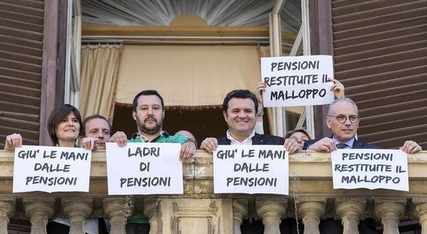 Pensioni, Renzi assicura: "Verificheremo e interverremo". Brunetta: "Stia zitto e paghi". Sit-in di Salvini al Ministero