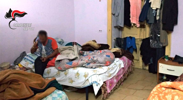 Napoli, scoperta la casa dei clandestini: 15 immigrati in un solo appartamento