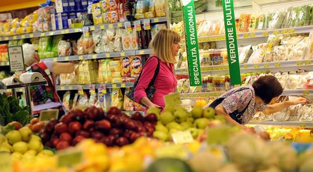 Spesa media famiglie ferma a 2.571 euro al mese nel 2018: consumi in calo