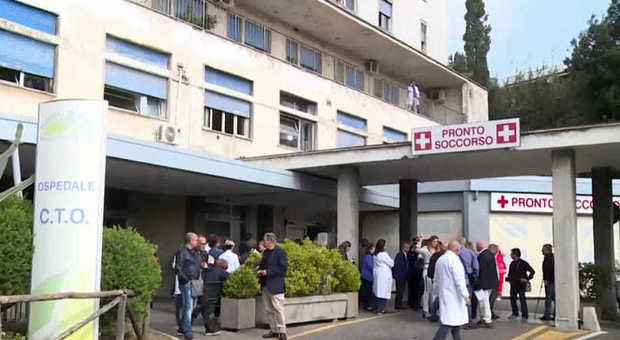Violenza in ospedale a Napoli, dottoressa aggredita dal figlio di un paziente deceduto