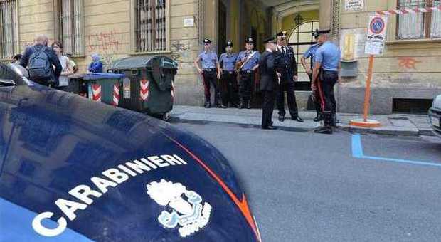Milano, ruba libri per rivenderli all'università: arrestato alla Hoepli