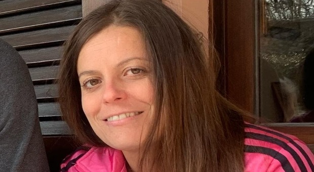 Ilaria Salis in carcere in Ungheria da un anno, il padre scrive a Meloni: «Detenuta in condizioni disumane»