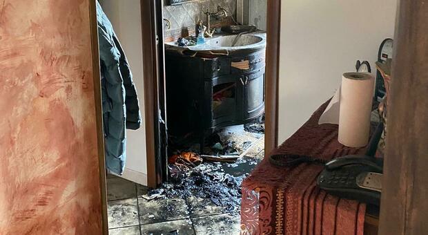 Incendio in casa per uno scaldino difettoso: le fiamme danneggiano il bagno