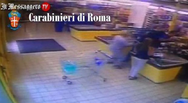 Carabiniere fuori servizio disarma bandito a mani nude e sventa rapina in supermercato