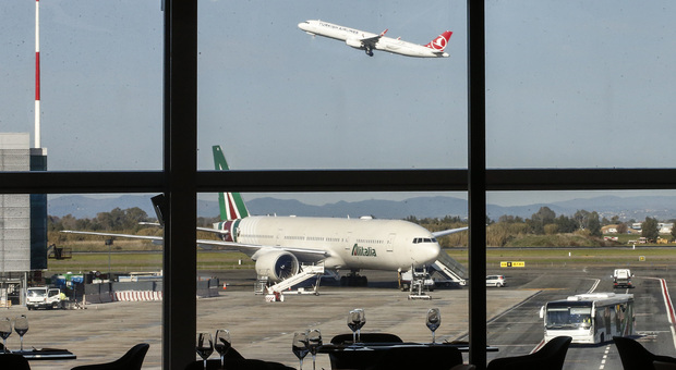 Roma, malore all'aeroporto di Fiumicino: 71enne salvato dai poliziotti