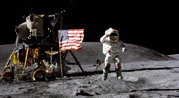 1972, Apollo 16: l'astronauta John Young saluta la bandiera degli Stati UNiti