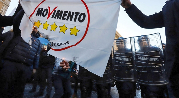 Ncc in piazza, tensioni a Roma: bruciate bandiere M5S