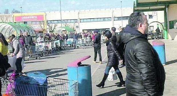 Coronavirus, Treviso zona rossa: supermercati presi d'assalto, gente in coda per entrare