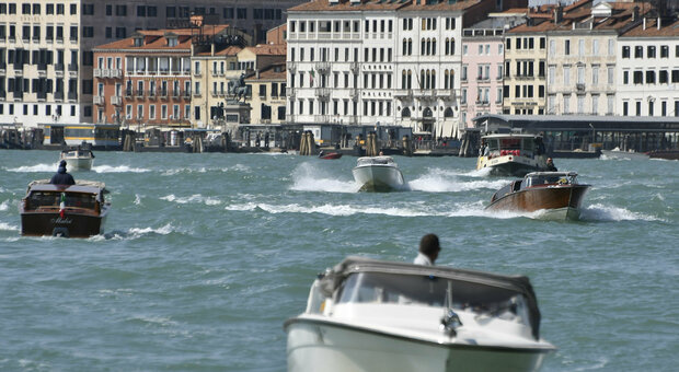 Venezia, la Cassazione: «Nei canali non si applica il codice della strada, niente tolleranza di 5 km/h sulla velocità»