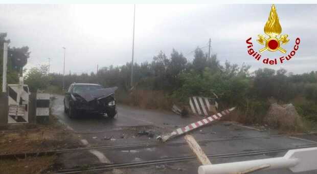 Incidente ferroviario all'alba: auto sfonda il passaggio a livello e colpisce il treno