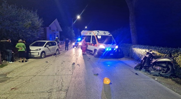 Con il motociclo finisce contro un'auto: giovane portato in codice rosso all'ospedale di Pesaro