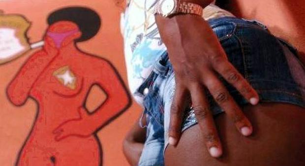 Nigeriana attira gli uomini mostrando il seno e poi svuota i portafoglo