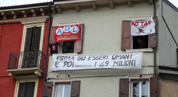 Striscione contro Salvini a Verona: «Prima gli esseri umani e poi...i 49 milioni»