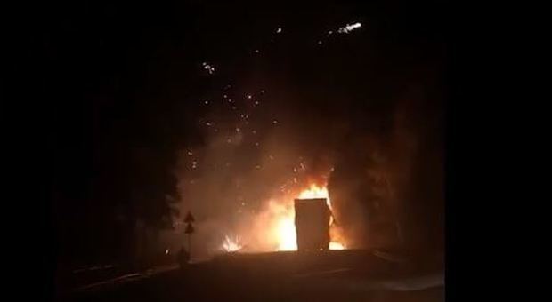 Russia, in fiamme camion con fuochi d'artificio a bordo: lo spettacolo pirotecnico involontario
