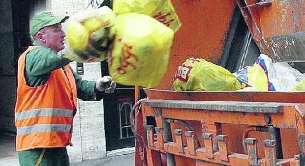 I furbastri dei rifiuti lasciano un buco di 150 mila euro: paga Pantalone