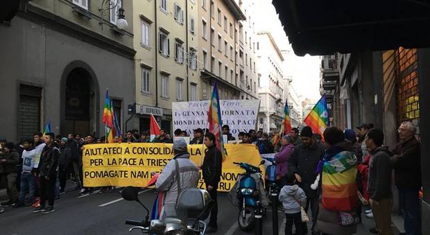 Marcia della pace: in 200 al corteo: «Politica insensibile verso Giulio»