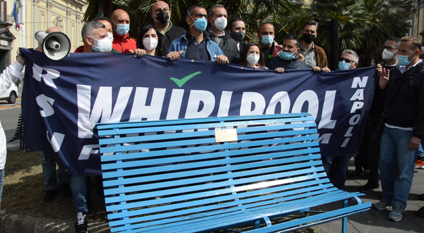 Napoli, una panchina blu per i lavoratori Whirlpool «in difesa del lavoro»