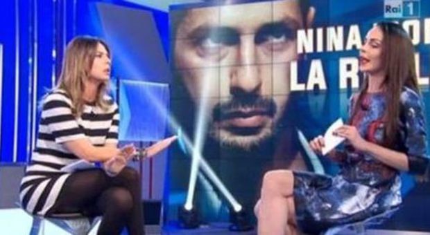 Scontro in diretta, Nina Moric contro la Perego: "Mi hai messa al rogo" e la conduttrice la caccia