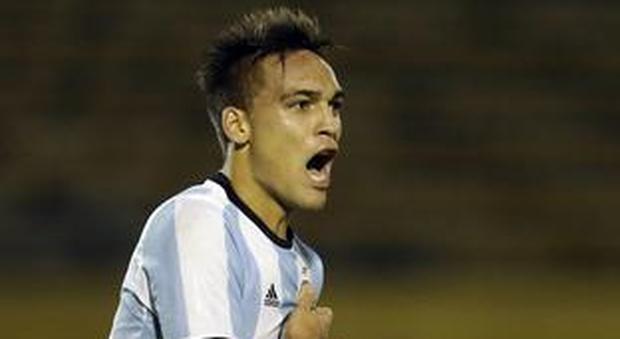 Argentina, l'agente di Martinez conferma il passaggio del calciatore all'Inter: «Ci sono le firme»