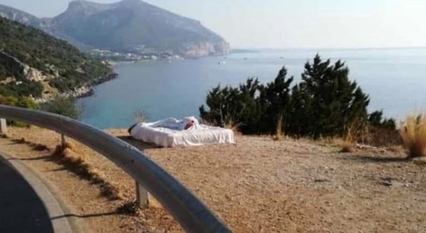 Nuoro, letto a bordo strada per una notte romantica: multata coppia di turisti italiani