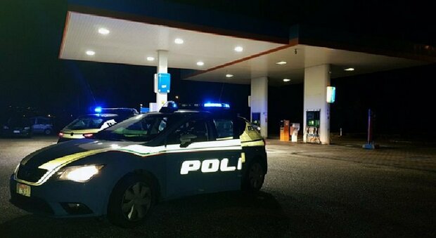 Rapinano benzinaio nel Napoletano, arrestati dalla polizia dopo un inseguimento sull'Asse mediano