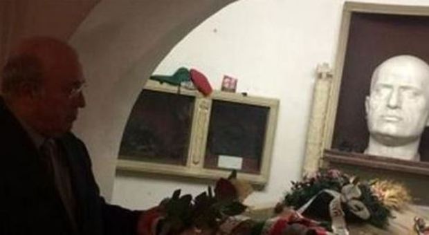Storace in visita a Predappio porta i fiori alla cripta di Mussolini