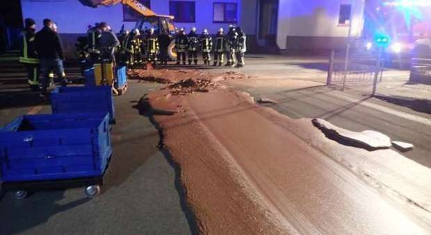Esplode serbatoio di una fabbrica: strada invasa dalla cioccolata | Foto