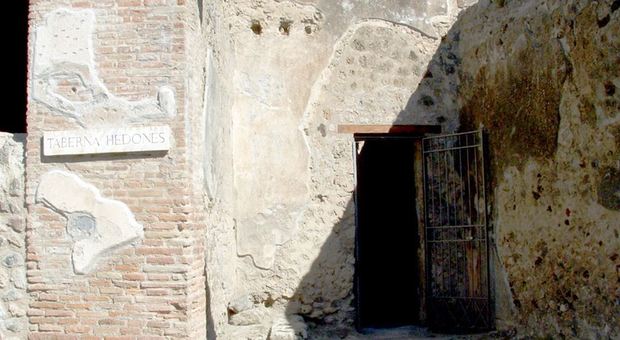 Pompei, è virale il graffito latino social tradotto in napoletano