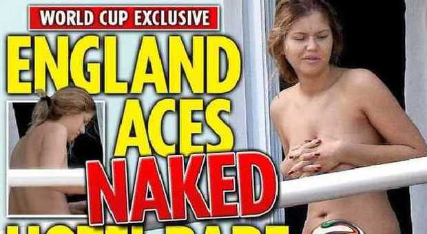 Una donna nuda nell'albergo dei giocatori dell'Inghilterra