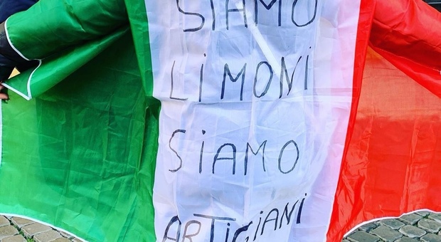 Artigiani napoletani a Montecitorio per la protesta di «Jamm assiem»