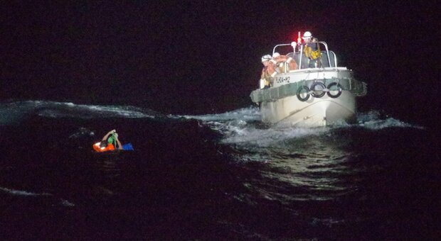 Giappone, nave con 43 persone a bordo investita dal tifone Maysak: 42 dispersi, salvo un uomo in mare da 30 ore