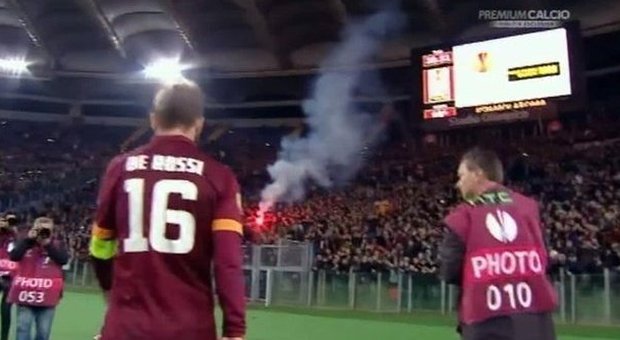 Roma-Fiorentina, esplode la protesta giallorossa: mercenari. Tentata invasione di campo, squadra sotto scorta