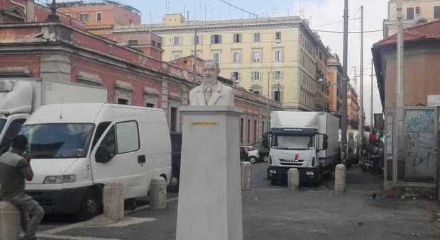 Roma, spunta statua di Keynes davanti all'ex Zecca di Stato all'Esquilino