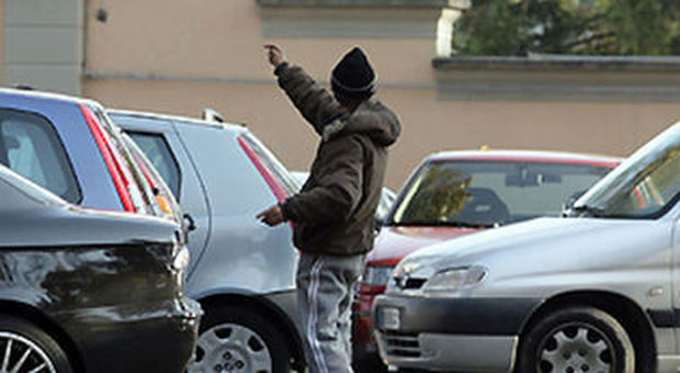 Napoli, parcheggiatore abusivo minaccia gli ausiliari a Mergellina: «Niente multe alle auto in doppia fila»