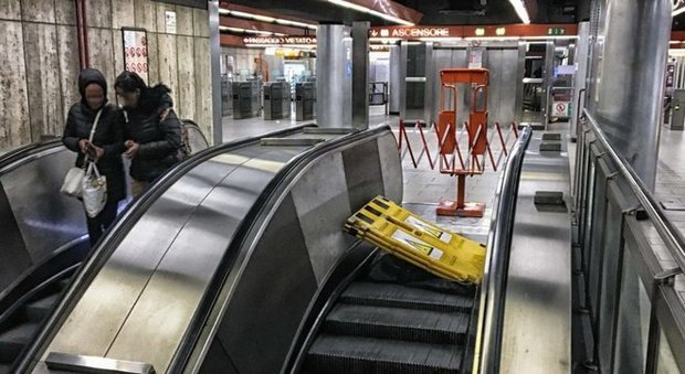 Roma, choc sulla metro A: «La scala mobile ci è crollata davanti»