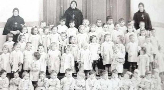 ASILO Una classe di bambini assieme alle suore nel 1950