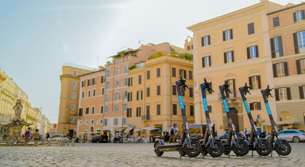 Monopattini a Roma, Helbiz introduce sanzioni per l’utilizzo responsabile e un nuovo sistema di parcheggi