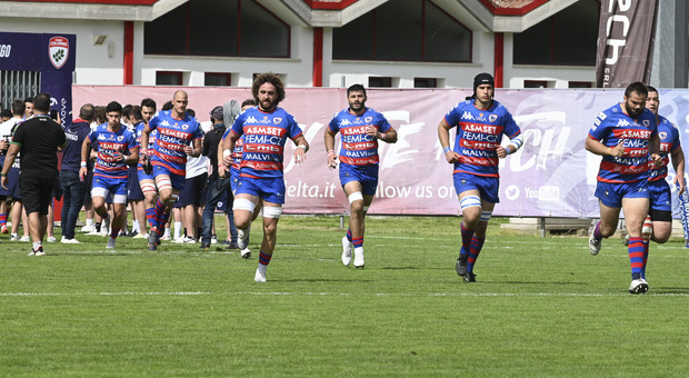 I giocatori della FemiCz Rugby Rovigo scendono in campo in un match dello scorso campionato