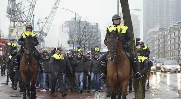 Feyenoord-Roma: tifosi romanisti fermati per ore dalla polizia