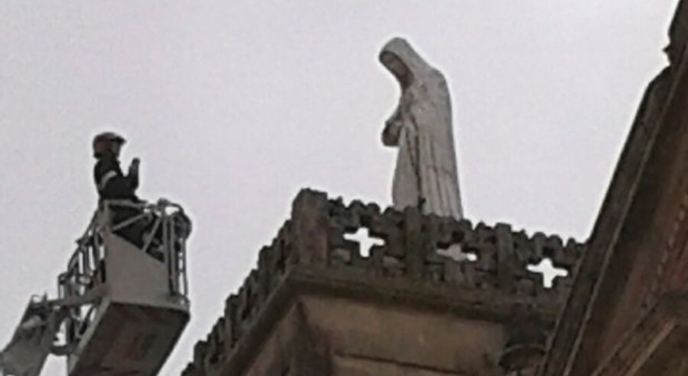 Copertino, danneggiata dal vento la statua della Madonna del Rosario. A Galatone cadono un semaforo e un palo della luce