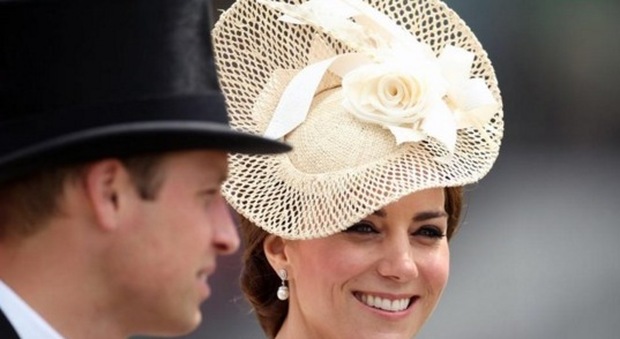 Kate Middleton con il cappellino in pizzo bianco