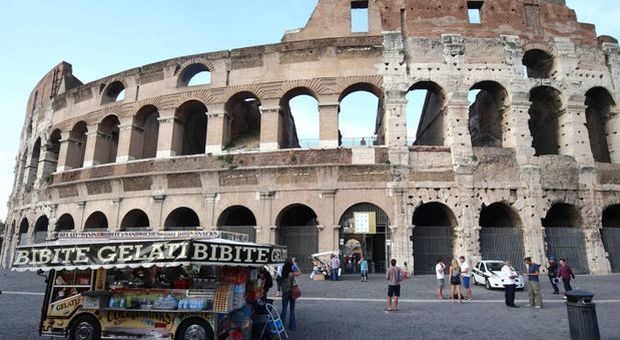Roma, camion bar vietati al Colosseo. Raggi: «Divieto definitivo, il decoro ha la priorità»