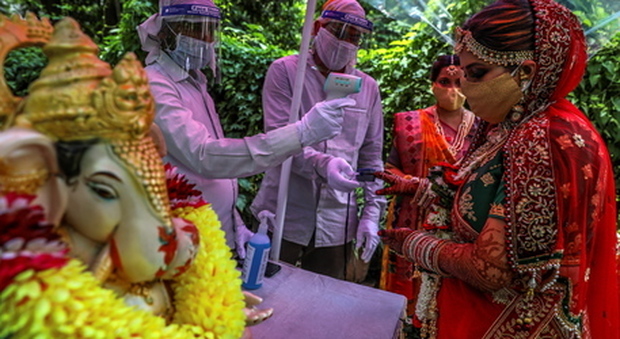 India, focolaio di covid dopo le nozze: sposo morto, 111 invitati contagiati