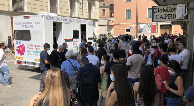 Vaccini ad Avellino, effetto green pass: 5mila prenotazioni, assediati i camper